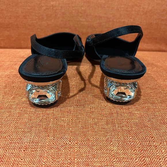 Giambattista Valli
Suede Crystal-Heel Slingback Pumps NWT retail $840 - Picture 5 of 15